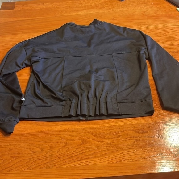 Fabletics Attis Black Gathered Back Crop Bomber Warm Up Jacket Women’s M - Picture 5 of 11